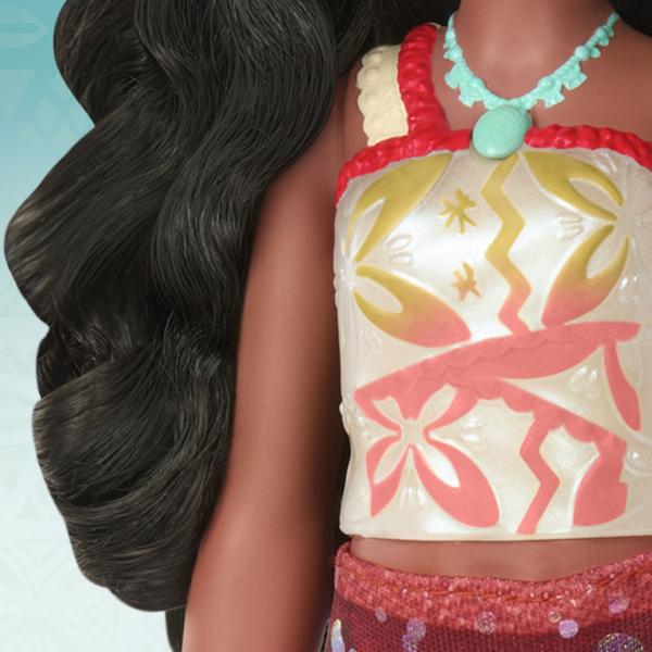 Papusa inspirata din universul Disney Vaiana 2 aduce aventura oceanului in joaca copiilor Personajul este imbracat in costumul sau traditional cu detalii inspirate din cultura insulelor tropicale si sunt par lung ondulat Setul include o figurina mica de broasca testoasa si un accesoriu in forma de stea de mare pentru a recrea scenele din poveste Papusa poate pluti in apa si are efect special de schimbare a culorii atunci cand este scufundata in apa oferind o experienta de joaca interactiva 