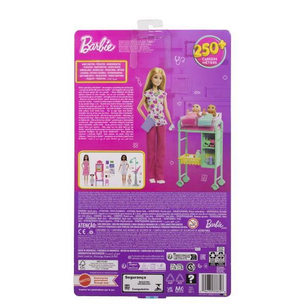 Descopera universul plin de grija si imaginatie cu papusa Barbie Doctor Pediatru un set adorabil care incurajeaza jocul de rol si dezvoltarea empatiei Barbie este imbracata in uniforma medicala colorata cu imprimeu vesel si stetoscop la gat pregatita sa aiba grija de cei doi bebelusi inclusiv in set Pachetul cu accesorii specifice unui cabinet pediatric precum pat pentru consult instrumente medicale si diverse pentru ingrijiri micutilor oferind multe posibilitati de joaca Copilul poate 