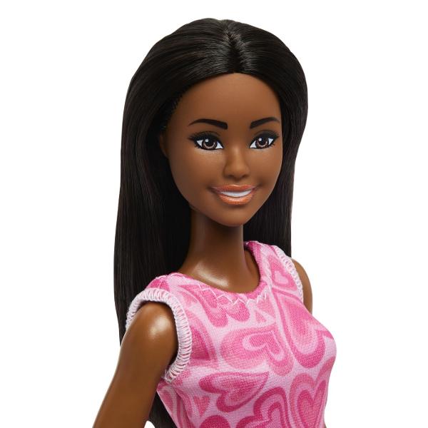 Copiii pot explora tot felul de cariere cu Barbie De la un om de stiinta la un copil de doctor papusile Barbie Careers sunt gata sa inspire povesti pentru toata lumea Barbie poarta haine detasabile cu tematica de cariera si alte accesorii pentru a spune povesti Imaginatia poate juca o lume plina de posibilitati de povestire si oportunitati de cariera cu aceasta papusa puternica gata sa inspire copiii sa fie tot ce isi doresc sa fie Acest pachet contine o Papusa Barbie Mulatra Profesoara