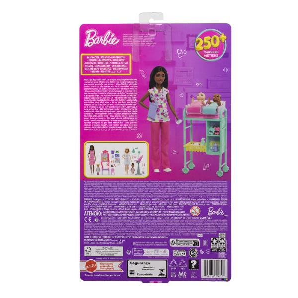 Copiii pot explora tot felul de cariere cu Barbie De la un om de stiinta la un copil de doctor papusile Barbie Careers sunt gata sa inspire povesti pentru toata lumea Barbie poarta haine detasabile cu tematica de cariera si alte accesorii pentru a spune povesti Imaginatia poate juca o lume plina de posibilitati de povestire si oportunitati de cariera cu aceasta papusa puternica gata sa inspire copiii sa fie tot ce isi doresc sa fie Acest pachet include un set de joaca Barbie Medic 