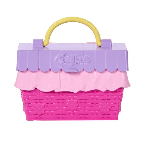 Setul Barbie Family and Friends Clubul lui Chelsea Petrecere Cu Ceai Surpriza transforma timpul de joaca intr-o petrecere vesela in aer liber Setul include o papusa Chelsea si multe accesorii tematice pentru un picnic sau o petrecere cu ceai precum cani ceainic deserturi si alte elemente decorative Standul de servire se poate transforma intr-un cos de picnic compact usor de transport si depozitat Culorile vesele si detaliile inspirate din lumea deserturilor creeaza o atmosfera jucausa 