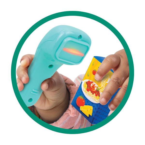 Winfun Set Casa De Marcat Interactiva Cu Accesorii este o jucarie interactiva complexa conceputa pentru copii de la 24 luni ideala pentru invatare prin joaca si dezvoltarea abilitatilor de baza matematica si sociala Setul include o casa de marcat electronica cu functie de calculator real scanner microfon functional si multiple accesorii precum alimente de jucarie si cos de cumparaturi oferind o experienta completa de joc de rol Casa de marcat este prevazuta cu taste numerice si functii 