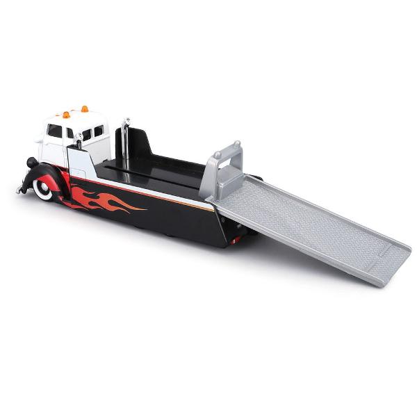 Set Elite Transport Camion Transportator si Masinuta Metalica scara 1 la 64 conceput pentru colectionari si pasionatii de vehicule clasice dar si pentru copii care apreciaza jocul realist Include un camion de tractare si un autoturism ambele realizate din metal cu elemente din plastic pentru un echilibru optim intre rezistenta si detaliu Modelul impresioneaza prin finisaje atent realizate detalii autentice si elemente functionale care reproduc fidel scenarii reale de transport si 