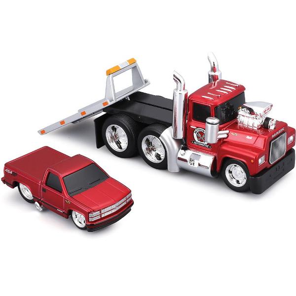 Set Muscle Transports Camion Si Masinuta Metalica Scara 1 la 64 de colectie conceput pentru pasionatii de vehicule clasice si pentru copii care apreciaza jocul realist Produsul include un camion transportor si un vehicul incarcat ambele fabricate din metal cu detalii din plastic oferind rezistenta si un aspect autentic Designul este inspirat din modele auto clasice cu finisaje atent lucrate elemente grafice vintage si roti functionale care permis rularea usoara Setul reproduce fidel 