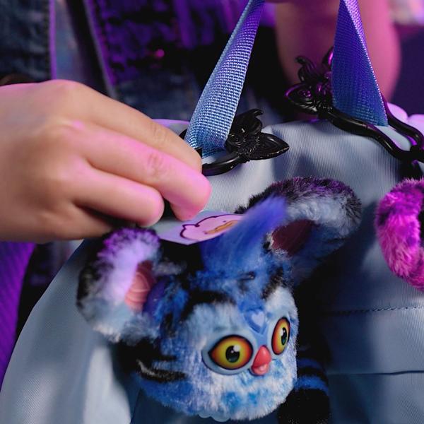 Descopera universul K Pop Vanatorii de Demoni alaturi de Furby Furblets Derpy Tiger o jucarie interactiva de dimensiuni compacte inspirata de simpaticul personaj din filmul Netflix KPop Demon Hunters Prin apasarea diferitelor zone interactive Furblet-ul poate reda peste 45 de sunete si melodii oferind o experienta de joaca distractiva si variata Designul combina aspectul caracteristic Furby cu elementele distinctive ale personajului Derpy Tiger fiind potrivit atat pentru joaca cat si 