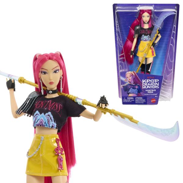 Figurina Mira din K Pop Vanatori de Demoni este inspirata de personajul din grupul HUNTRX din universul Netflix KPop Demon Hunters Figurina are aproximativ 30 cm inaltime este articulata si poate fi pozitionata in diferite ipostaze pentru joaca sau expunere Mira poarta tinuta inspirata din momentul &bdquoHow It&39s Done&rdquo cu par lung roz tricou negru fusta galbena si cizme iar setul include si arma sa caracteristica pentru recrearea scenelor de actiune din film 