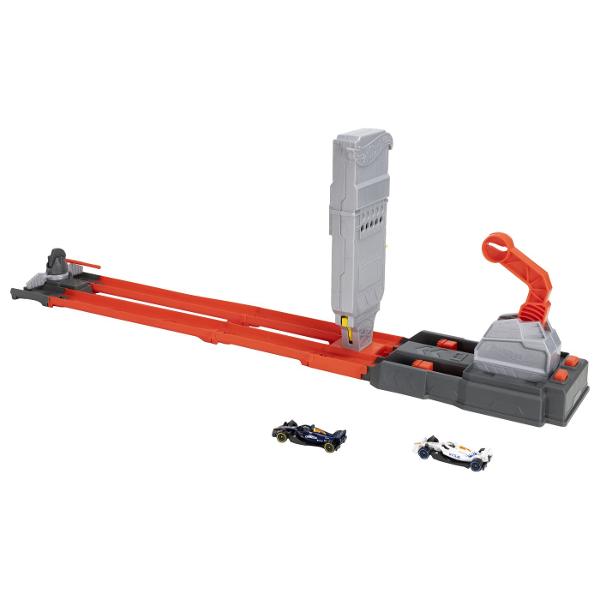 Circuitul de curse Hot Wheels Racing Grid Start Formula 1 2025 aduce emotia curselor de Formula 1 in universul Hot Wheels Setul permite copiilor sa organizeze curse rapide si competitii de reactie lansand simultan cele doua masinute incluse pe pista pentru a vedea cine ajunge primul la final Circuitul este inspirat de grila de start Formula 1 si include elemente tematice F1 precum turnul de start pista de curse si sistemul Hot Wheels Speed Snap conceput pentru o asamblare rapida si usoara 