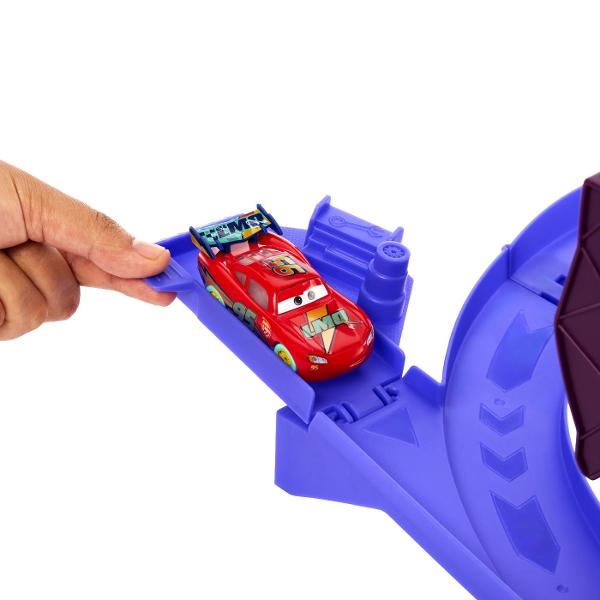 Pista de curse Disney Pixar Cars Celebration Raceway aduce actiunea si viteza din lumea Cars intr-un set de joaca spectaculos Copiii il pot lansa pe Fulger McQueen pe traseu cu ajutorul mecanismului de propulsie actionat manual si il pot trimite prin bucla centrala iluminata pentru curse pline de dinamism Setul include o masinuta Fulger McQueen si o pista cu lungimea de aproximativ 53 cm prevazuta cu elemente inspirate din Radiator Springs si zona Flo&39s V8 Cafe Masinuta inclusa poate 