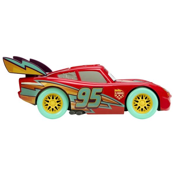Masinuta Fulger McQueen din universul Disney Pixar Cars aduce cursele si aventurile personajului preferat direct in joaca celor mici Vehiculul este prevazut cu lumini si peste 10 sunete care pot fi activate pentru o experienta de joaca mai interactiva si mai distractiva Designul reproduce aspectul binecunoscut al lui Fulger McQueen cu numarul 95 si elementele grafice inspirate din film Masinuta este potrivita pentru joaca de rol curse si recrearea scenelor preferate din Cars Functii 