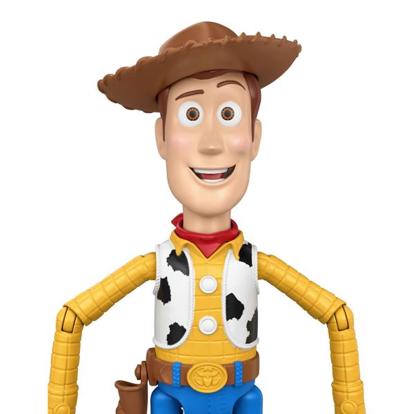Figurina Woody din Toy Story 5 este inspirata de indragitul personaj Disney Pixar si reda tinuta sa clasica de cowboy cu palarie maro camasa galbena vesta alb-negru esarfa rosie si cizme Figurina are aproximativ 30 cm inaltime este articulata si include functii interactive Prin tragerea snurului din spate Woody activeaza sunete si replici iar mecanismul de miscare adauga un plus de dinamism in timpul jocului Copiii pot recrea scene inspirate din Toy Story 5 si pot inventa propriile 