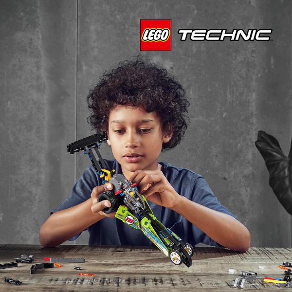 LEGO Technic - Dragster 42103 225 piese  Distractie cu curse viteza si ridicare pe rotile din spateOfera micului tau sofer de curse o provocare distractiva cu acest LEGO Technic 42103 Dragster O sa fie incantati sa invete cum sa isi asambleze propriul set de model Dragster Odata construit distractia continua Instalati mini semafoarele apoi trageti inapoi jucaria si dati-i drumul sa goneasca printre 