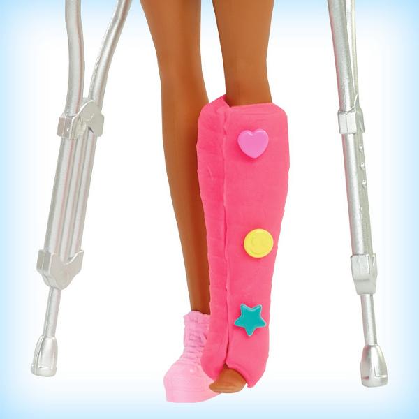 Explorati o lume de distractie cu ingrijire cu setul de joaca Barbie Fast Cast Clinic Cand fetele se joaca cu Barbie isi imagineaza tot ce pot deveni iar pentru cele care adora sa aiba grija de altii pot conduce Fast Cast Clinic Clinica include o papusa doctor Barbie® bruneta 304 cm si 4 zone de joaca o statie medicala un pat de consult un aparat de radiografie si un magazin de cadouri Copiii pot crea ghipsuri pentru papusa „pacient” se vinde separat cu o 