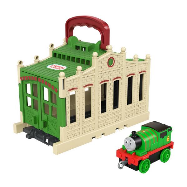 Micii mecanici de locomotiva pot construi propriul depou Tidmouth acasa cu depourile Thomas & Friends™ Connect & Go de la Fisher-Price® Fiecare depou se conecteaza cu usurinta la orice set de sine Thomas & Friends™ este furnizat cu o locomotiva din metal care reprezinta un membru diferit al „Echipei aburilor” si poate fi luat oriunde Seturile de sine se vand separat Colectionati toate depourile Connect & Go si conectati-le pentru a recrea 