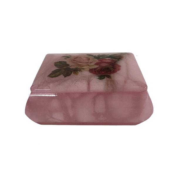 Cutiu&539;&259; din alabastru rectangulara cu un dimensiuni de 8x6 cm perfect&259; pentru p&259;strarea bijuteriilor sau a micilor obiecte pre&539;ioaseRealizat&259; din piatr&259; natural&259; de alabastru fiecare cutiu&539;&259; este unic&259; putând prezenta varia&539;ii subtile de culoare &537;i textur&259; datorit&259; caracteristicilor specifice ale fiec&259;rei pietreAcest detaliu confer&259; fiec&259;rui obiect un farmec aparte 
