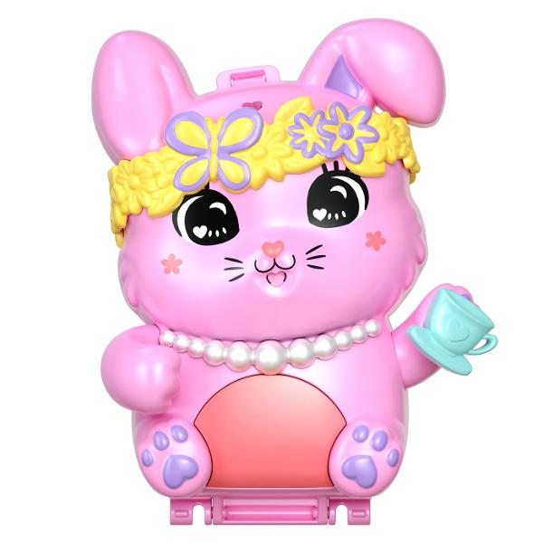 Gentutele Polly Pocket detin lumi mici cu surprize mari in interior pe care fetele si baietii le pot duce oriunde Fiecare jucarie portabila prezinta la exterior o forma adorabila de animal cu un detaliu de joaca interactiv cei mici pot combina accesoriile pentru a ingriji animalul de cate ori doresc Cand au terminat de decorat exteriorul copiii pot deschide carcasa pentru a dezvalui o papusa mai multe functii de joaca din mers si mai mult de 10 accesorii Arunca o petrecere de pijama pentru 
