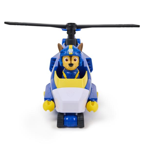 Zboara in actiune cu Air Rescue Skye si jucaria ei de salvare din incendii avionul Hero Claw Cand este timpul pentru o misiune de salvare plina de actiune blocheaza picioarele lui Skye in pozitie in cabina de pilotaj inainte de a decola in misiunea ta Salveaza-ti iepurasul de jucarie apasand un buton de pe avion pentru a extinde gheara apoi prinde iepurasul cu cosul de salvare si du-l in siguranta Skye are o inaltime de peste 5 cm si este echipata cu jacheta si casca de zbor de culoare roz 