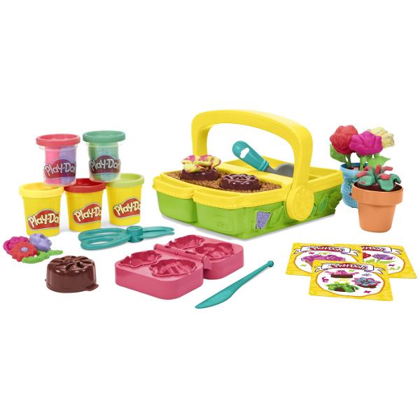 Lasa imaginatia sa infloreasca cu setul de joaca pentru copii Play-Doh Gradina inflorita Aceasta jucarie de interior cu tema gradinii este pregatita pentru orice anotimp cu moduri distractive de a te juca de-a floralul pe tot parcursul anului Cutia de gradina si discurile pentru flori pot crea 4 forme diferite de flori Play-Doh iar forma dubla creeaza inca 2 forme Prezinta si tine florile si tulpinile in acelasi loc cu ghiveciul si vaza Cinci cutii Play-Doh si 3 cartonase cu instructiuni 