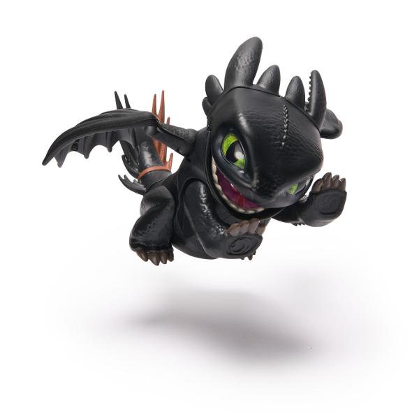Aduceti aventura din How To Train Your Dragon acasa cu dragonul cu sunete Bucura-te de propriul tau Night Fury cu miscari realiste ale capului si stil autentic de film pe masura ce iti cunosti dragonul Dragonul prinde viata cu 25 de sunete diferite pe masura ce ii mangai capul Porneste-ti dragonul si trezeste-l cu o simpla atingere Aceasta jucarie dragon are dimensiunea potrivita pentru a fi luata din mers sau pentru a va bucura acasa de propriul dragon Baterii incluse Copiii isi pot 