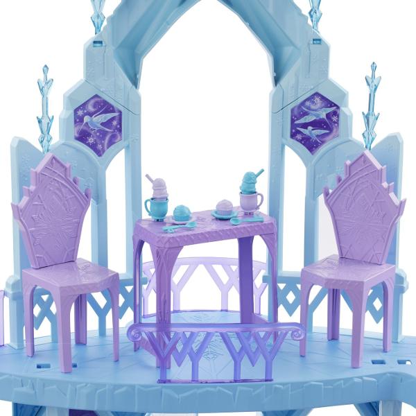 Descopera magia regatului de gheata cu setul Elsa&39s Frozen Ice Palace Acest palat stralucitor inspirat din povestea Disney Frozen le permite copiilor sa retraiasca momentele preferate alaturi de Elsa Anna si Olaf Cu peste 20 de accesorii si zona de joaca pe mai multe niveluri cei mici pot recrea scene de poveste sau inventa aventuri noi pline de farmec Palatul include lumini care se aprind pentru un efect magic si detalii fine care transforma joaca intr-o experienta de basm Perfect 