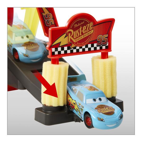 Pregateste-l pe Fulger McQueen pentru cursa cu setul Disney  Acest set interactiv de spalatorie transforma joaca intr-o experienta plina de actiune si culoare Foloseste apa rece si calda pentru a schimba culoarea masinutei si a descoperi efecte spectaculoase in timp real Copiii pot spala clati si usuca masina preferata inainte de a trimite din nou pe pista pentru noi aventuri Include o masinuta Color Changers Fulger McQueen si multiple zone de joaca pentru distractie fara sfarsit Perfect 