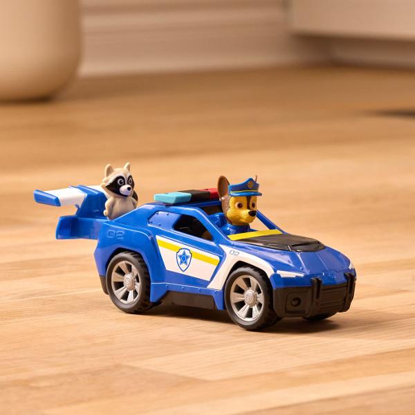 PATRULA CATELUSILOR CAUTARE SI SALVARE SET FIGURINA SI VEHICUL este un set de joaca inspirat din aventurile echipei de salvare concepute pentru copiii de peste 3 ani Fiecare set include un personaj indragit din Patrula Catelusilorl si vehiculul sau specific de interventie realizat in culori autentice si cu detalii fidele serialului animat Vehiculul este prevazut cu roti functionale si elemente mobile oferind o experienta de joaca dinamica si interactiva Figurina este articulata si usor de 