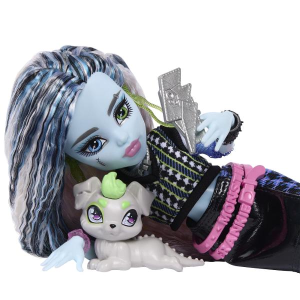 Descopera stilul electrizant din universul Monster High cu papusa Frankie Stein un personaj iconic cu un look modern si accesorii pline de personalitate Frankie impresioneaza prin parul lung in nuante contrastante si tinuta statement compusa din rochie neagra cu detalii grafice si elemente inspirate din tema electrica Accesoriile incluse completeaza povestea de la ochelari si bautura tematica pana la telefon gustare si un adorabil animal de companie Fiecare detaliu reflecta spiritul 