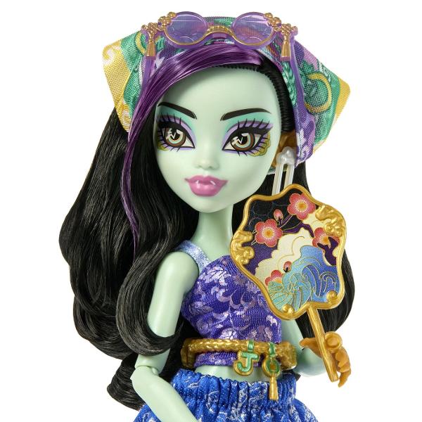 Descopera misterele din universul Monster High cu Skulltimate Secrets un pachet plin de surpriza si transformari spectaculoase In interior se afla papusa inspirata din tematica exotica cu tinute si accesorii ascunse ce pot fi dezvaluite pas cu pas Setul include peste 19 surprize si mai mult de 125 de combinatii de styling oferind numeroase posibilitati de personalizare a look-ului Copilul poate debloca compartimentele cu ajutorul cheii incluse descoperind haine accesorii si elemente 