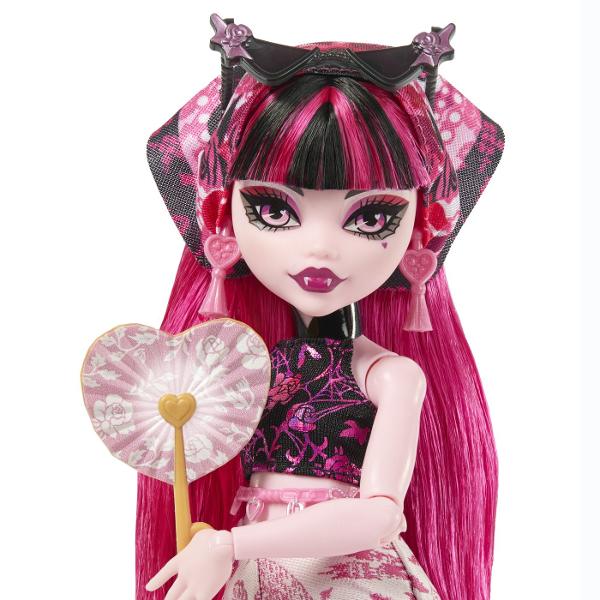 Descopera universul plin de mister si stil din colectia Monster High Skulltimate Secrets cu papusa Draculaura intr-o editie speciala cu surpriza Setul include peste 19 surprize si ofera mai mult de 125 de combinatii de styling permitand personalizarea completa a tinutelor si accesoriilor Copilul poate debloca compartimentele secrete cu ajutorul cheii incluse dezvaluind haine accesorii si elemente tematice inspirate din atmosfera exotica a oazei Papusa impresioneaza prin tinute in nuante 