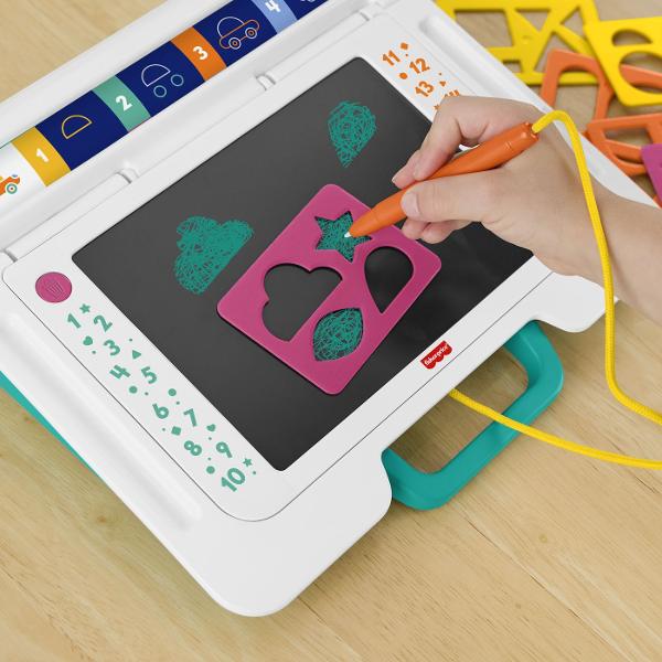 Biroul De Invatare Fisher-Price este conceput pentru a incuraja invatarea si creativitatea copiilor prin activitati interactive si distractive Suprafata de scriere tip LCD permite desenarea si exersarea scrisului fara murdarie folosind stiloul special inclus Panourile colorate si rotita interactiva ofera activitati de invatare cu forme imagini si secvente simple care stimuleaza gandirea logica si recunoasterea vizuala Setul include si sabloane pentru forme incurajand copiii sa exploreze 