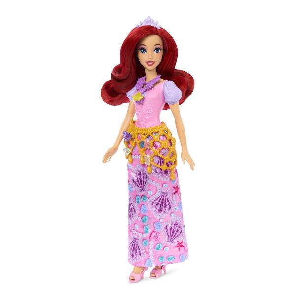 Setul Disney Princess Jewel Reveal aduce magia lumii Disney intr-o experienta plina de surprize si descoperiri Ambalat intr-o cutie eleganta in forma de inima stralucitoare setul ascunde in interior o papusa Ariel inspirata din universul Printeselor Disney si mai multe accesorii surpriza Copiii pot deschide compartimentele pentru a descoperi treptat elementele incluse precum accesorii de moda si detalii inspirate din poveste Designul sclipitor si mecanismul de deschidere transforma fiecare 