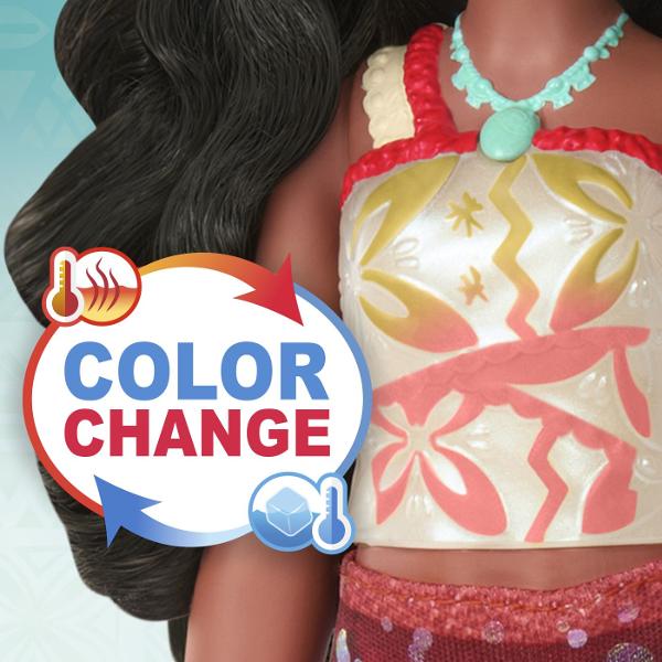 Papusa inspirata din universul Disney Vaiana 2 aduce aventura oceanului in joaca copiilor Personajul este imbracat in costumul sau traditional cu detalii inspirate din cultura insulelor tropicale si sunt par lung ondulat Setul include o figurina mica de broasca testoasa si un accesoriu in forma de stea de mare pentru a recrea scenele din poveste Papusa poate pluti in apa si are efect special de schimbare a culorii atunci cand este scufundata in apa oferind o experienta de joaca interactiva 