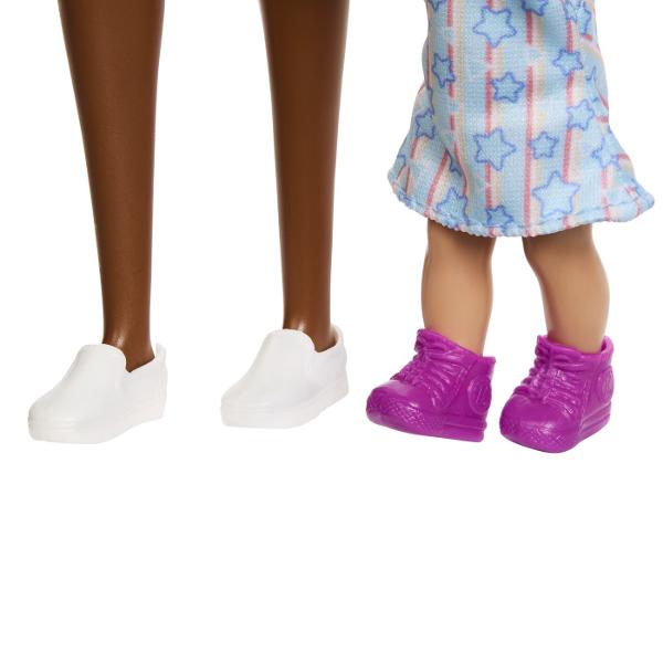 Copiii pot explora tot felul de cariere cu Barbie De la un om de stiinta la un copil de doctor papusile Barbie Careers sunt gata sa inspire povesti pentru toata lumea Barbie poarta haine detasabile cu tematica de cariera si alte accesorii pentru a spune povesti Imaginatia poate juca o lume plina de posibilitati de povestire si oportunitati de cariera cu aceasta papusa puternica gata sa inspire copiii sa fie tot ce isi doresc sa fie Acest pachet contine o Papusa Barbie Mulatra Profesoara