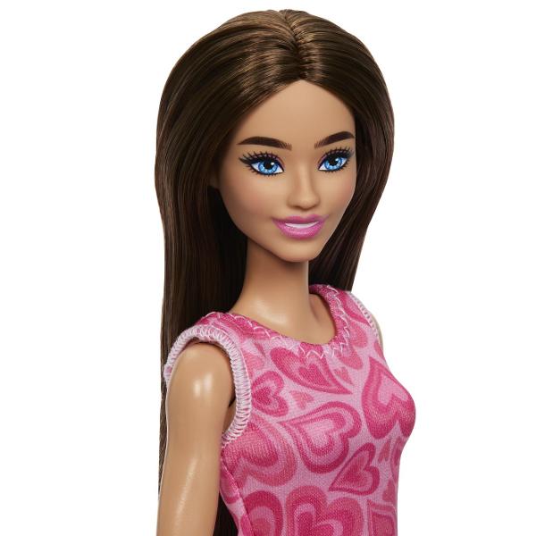 Copiii pot explora tot felul de cariere cu Barbie De la un om de stiinta la un copil de doctor papusile Barbie Careers sunt gata sa inspire povesti pentru toata lumea Barbie poarta haine detasabile cu tematica de cariera si alte accesorii pentru a spune povesti Imaginatia poate juca o lume plina de posibilitati de povestire si oportunitati de cariera cu aceasta papusa puternica gata sa inspire copiii sa fie tot ce isi doresc sa fie Acest pachet include un set de joaca Barbie Profesoara
