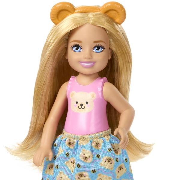 Setul Barbie Family and Friends Clubul lui Chelsea Petrecere Cu Ceai Surpriza transforma timpul de joaca intr-o petrecere vesela in aer liber Setul include o papusa Chelsea si multe accesorii tematice pentru un picnic sau o petrecere cu ceai precum cani ceainic deserturi si alte elemente decorative Standul de servire se poate transforma intr-un cos de picnic compact usor de transport si depozitat Culorile vesele si detaliile inspirate din lumea deserturilor creeaza o atmosfera jucausa 