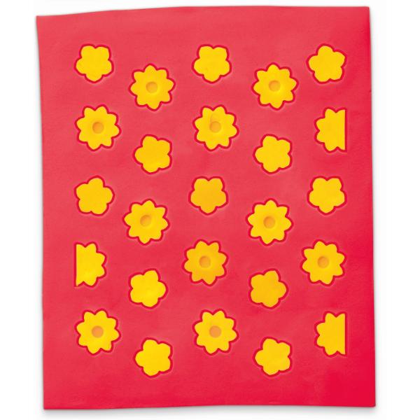 Play-Doh Barbie este un set creativ care imbina universul fashion Barbie cu distractia modelarii plastelinei Copiii de peste 5 ani pot crea tinute spectaculoase decorate cu flori inimi diverse modele decorative si folosesc foile cu sabloane incluse pentru a realiza texturi si detalii elegante Setul contine mai multe culori de plastelina Play-Doh accesorii si elemente pentru personalizarea rochiilor si accesorii oferind libertate totala de exprimare si creativitate Este ideal pentru 