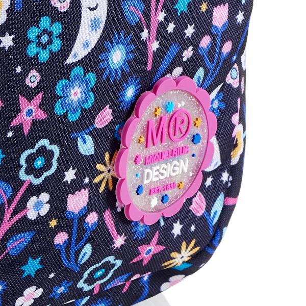 Elegan&539;&259; func&539;ionalitate &537;i un strop de magie nocturn&259; &ndash; toate se reg&259;sesc &icirc;n ghiozdanul&nbsp;Night Garden&nbsp;de la&nbsp;Miquelrius G&acirc;ndit pentru &537;coal&259; &537;i activit&259;&539;i zilnice acest model ofer&259; organizare eficient&259; confort la purtare &537;i un design floral misterios ce 