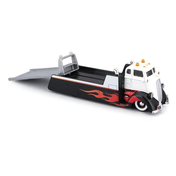 Set Elite Transport Camion Transportator si Masinuta Metalica scara 1 la 64 conceput pentru colectionari si pasionatii de vehicule clasice dar si pentru copii care apreciaza jocul realist Include un camion de tractare si un autoturism ambele realizate din metal cu elemente din plastic pentru un echilibru optim intre rezistenta si detaliu Modelul impresioneaza prin finisaje atent realizate detalii autentice si elemente functionale care reproduc fidel scenarii reale de transport si 