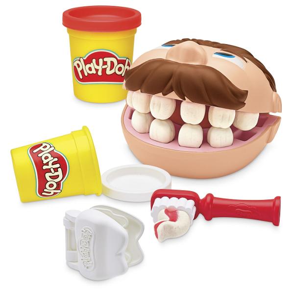 Setul Play-Doh Mini ofera copiilor o modalitate distractiva de a modela si crea diferite forme din plastilina Cu ajutorul presei si al accesoriilor incluse plastilina poate fi presata prin diverse sabloane pentru a obtine modele forme si decoratiuni variate Setul include 2 recipiente cu plastilina Play-Doh in culori diferite cu o cantitate totala de 113 g precum si accesorii pentru modelare si decupare Activitatea stimuleaza creativitatea imaginatia indemanarea si motricitatea fina 