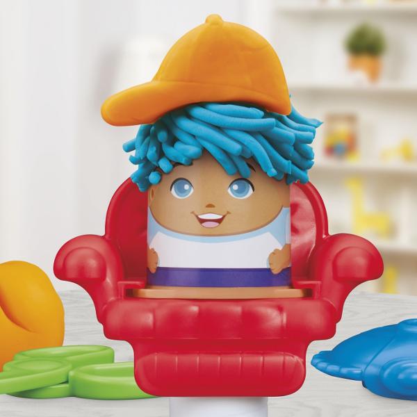 Setul Play-Doh Mini ofera copiilor o modalitate distractiva de a modela si crea diferite forme din plastilina Cu ajutorul presei si al accesoriilor incluse plastilina poate fi presata prin diverse sabloane pentru a obtine modele forme si decoratiuni variate Setul include 2 recipiente cu plastilina Play-Doh in culori diferite cu o cantitate totala de 113 g precum si accesorii pentru modelare si decupare Activitatea stimuleaza creativitatea imaginatia indemanarea si motricitatea fina 