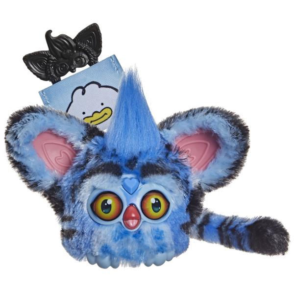 Descopera universul K Pop Vanatorii de Demoni alaturi de Furby Furblets Derpy Tiger o jucarie interactiva de dimensiuni compacte inspirata de simpaticul personaj din filmul Netflix KPop Demon Hunters Prin apasarea diferitelor zone interactive Furblet-ul poate reda peste 45 de sunete si melodii oferind o experienta de joaca distractiva si variata Designul combina aspectul caracteristic Furby cu elementele distinctive ale personajului Derpy Tiger fiind potrivit atat pentru joaca cat si 