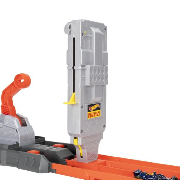 Circuitul de curse Hot Wheels Racing Grid Start Formula 1 2025 aduce emotia curselor de Formula 1 in universul Hot Wheels Setul permite copiilor sa organizeze curse rapide si competitii de reactie lansand simultan cele doua masinute incluse pe pista pentru a vedea cine ajunge primul la final Circuitul este inspirat de grila de start Formula 1 si include elemente tematice F1 precum turnul de start pista de curse si sistemul Hot Wheels Speed Snap conceput pentru o asamblare rapida si usoara 
