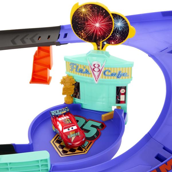 Pista de curse Disney Pixar Cars Celebration Raceway aduce actiunea si viteza din lumea Cars intr-un set de joaca spectaculos Copiii il pot lansa pe Fulger McQueen pe traseu cu ajutorul mecanismului de propulsie actionat manual si il pot trimite prin bucla centrala iluminata pentru curse pline de dinamism Setul include o masinuta Fulger McQueen si o pista cu lungimea de aproximativ 53 cm prevazuta cu elemente inspirate din Radiator Springs si zona Flo&39s V8 Cafe Masinuta inclusa poate 