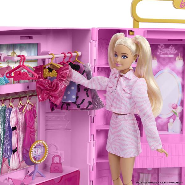 Dulapul Barbie Deluxe Style este un set de joaca elegant conceput pentru pastrarea si organizarea tinutelor si accesoriilor Barbie Designul tip dressing in nuante de roz si auriu ofera multiple spatii pentru haine pantofi genti si alte accesorii fashion Dulapul se deschide pentru a crea o zona generoasa de joaca si include rafturi suporturi si spatii pentru organizarea diferitelor piese Manerul integrat permite transportarea mai usoara a setului iar dupa joaca dulapul poate fi inchis 
