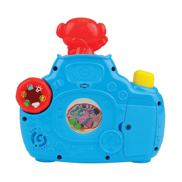 Winfun Jucarie Camera Foto Maimutica este o jucarie interactiva de rol conceputa pentru cei mici care transforma joaca de-a fotograful intr-o experienta distractiva plina de sunete lumini si elemente mobile Apasa butonul declansator si maimutica vesela apare prin surprindere in timp ce obiectivul se roteste Jucaria include o oglinda reflectorizanta o bila rotativa si margele tip zornaitoare care stimuleaza curiozitatea si explorarea senzoriala Camera este prevazuta si cu elemente 