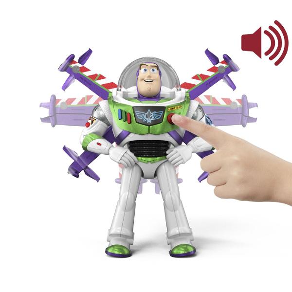 Figurina Buzz Lightyear din Toy Story 5 este inspirata de celebrul personaj Disney Pixar si reda costumul sau emblematic de Space Ranger in nuante de alb verde si mov Figurina are aproximativ 30 cm inaltime este articulata si poate fi pozitionata in diferite ipostaze pentru joaca si recrearea scenelor preferate din film Prin apasarea butonului figurina activeaza sunete si replici iar modul de zbor adauga un plus de dinamism aventurilor imaginare Designul detaliat si functiile interactive 