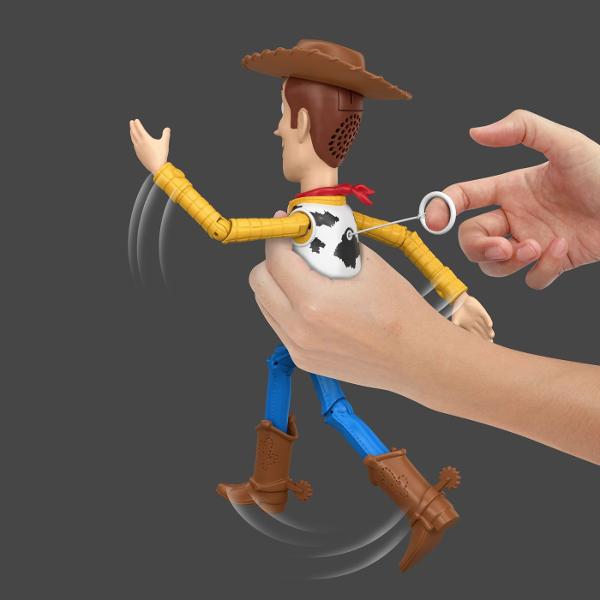 Figurina Woody din Toy Story 5 este inspirata de indragitul personaj Disney Pixar si reda tinuta sa clasica de cowboy cu palarie maro camasa galbena vesta alb-negru esarfa rosie si cizme Figurina are aproximativ 30 cm inaltime este articulata si include functii interactive Prin tragerea snurului din spate Woody activeaza sunete si replici iar mecanismul de miscare adauga un plus de dinamism in timpul jocului Copiii pot recrea scene inspirate din Toy Story 5 si pot inventa propriile 