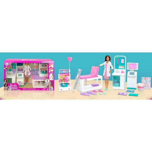 Explorati o lume de distractie cu ingrijire cu setul de joaca Barbie Fast Cast Clinic Cand fetele se joaca cu Barbie isi imagineaza tot ce pot deveni iar pentru cele care adora sa aiba grija de altii pot conduce Fast Cast Clinic Clinica include o papusa doctor Barbie® bruneta 304 cm si 4 zone de joaca o statie medicala un pat de consult un aparat de radiografie si un magazin de cadouri Copiii pot crea ghipsuri pentru papusa „pacient” se vinde separat cu o 