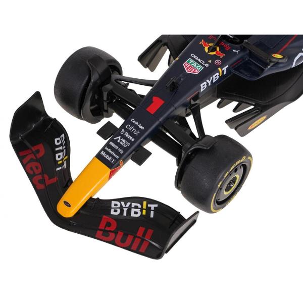 Copilul dumneavoastra se poate juca in voie cu masina cu telecomanda Oracle Red Bull Racing RB18 scara 1 la 12  oferita de brandul international Rastar Nicio cursa nu este imposibil de castigat cu acesta masinuta replica oficiala cu licenta a modelului original construita cu mare atentie la detalii Masinuta are proportiile ideale pentru momente pline de distractie si amuzament avand dimensiunile in centimetri dupa cum urmeaza  471710 Masinuta functioneaza pe frecventa de 
