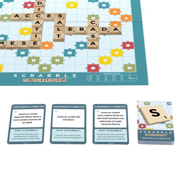 Redescopera placerea jocurilor de cuvinte cu Scrabble editia clasica ce include jetoane si suporturi din lemn pentru o experienta autentica si durabila Tabla de joc are doua fete oferind 2 jocuri intr-unul singur varianta Classic Scrabble pentru competitie strategica si varianta Scrabble Together pentru o experienta mai accesibila si colaborativa Jucatorii formeaza cuvinte incrucisate pe tabla acumuland puncte in functie de valoare literelor si a spatiilor speciale Setul este potrivit 