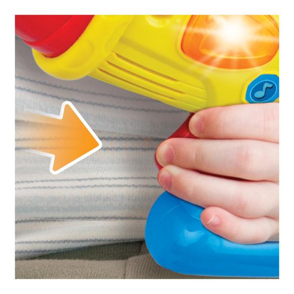 Winfun SET DE SCULE PENTRU MICUL CONSTRUCTOR este o jucarie interactiva conceputa pentru copiii de la 6 luni ideala pentru dezvoltarea abilitatilor motorii si a coordonarii Setul include unelte de jucarie colorate precum o bormasina interactiva si un ciocan special create pentru mainile mici ale copiilor usor de prins si de utilizare Bormasina este prevazuta cu butoane care activeaza sunete melodii vesele si efecte luminoase stimuland auzul si atentia copilului Functiile interactive 